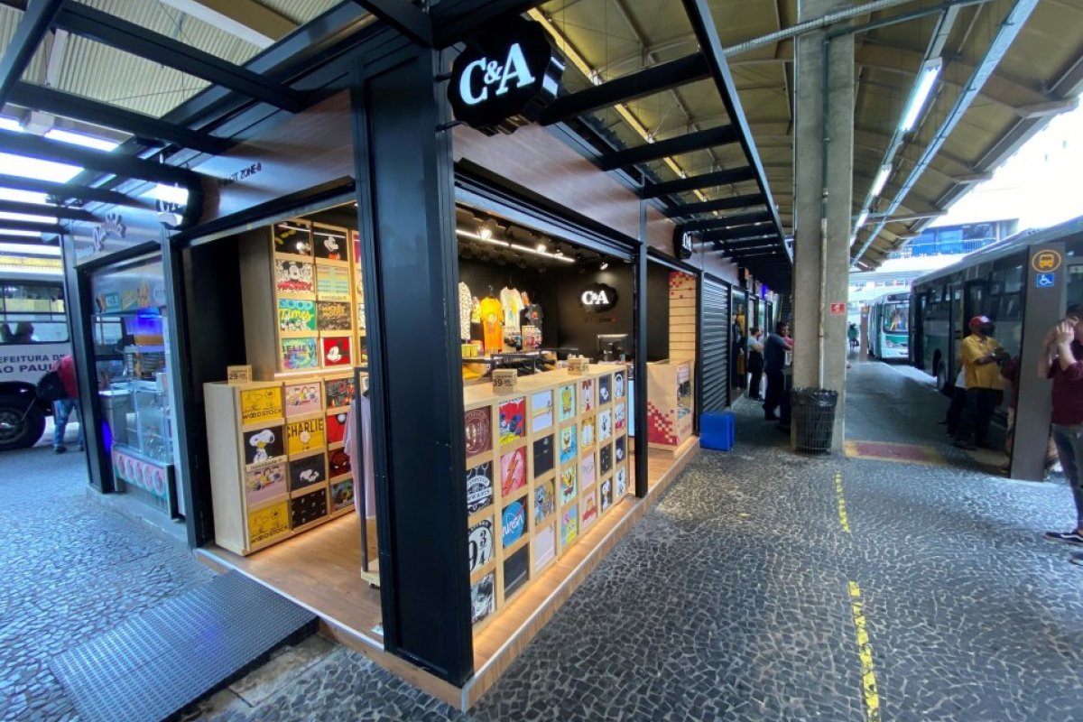 [C&A inaugura sua primeira mini-store de produtos licenciados em terminal de metrô]