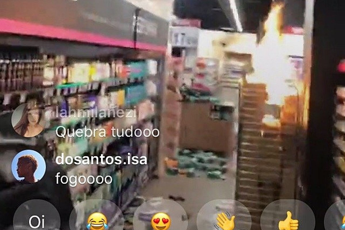 [Manifestantes destroem loja do Carrefour em SP ]