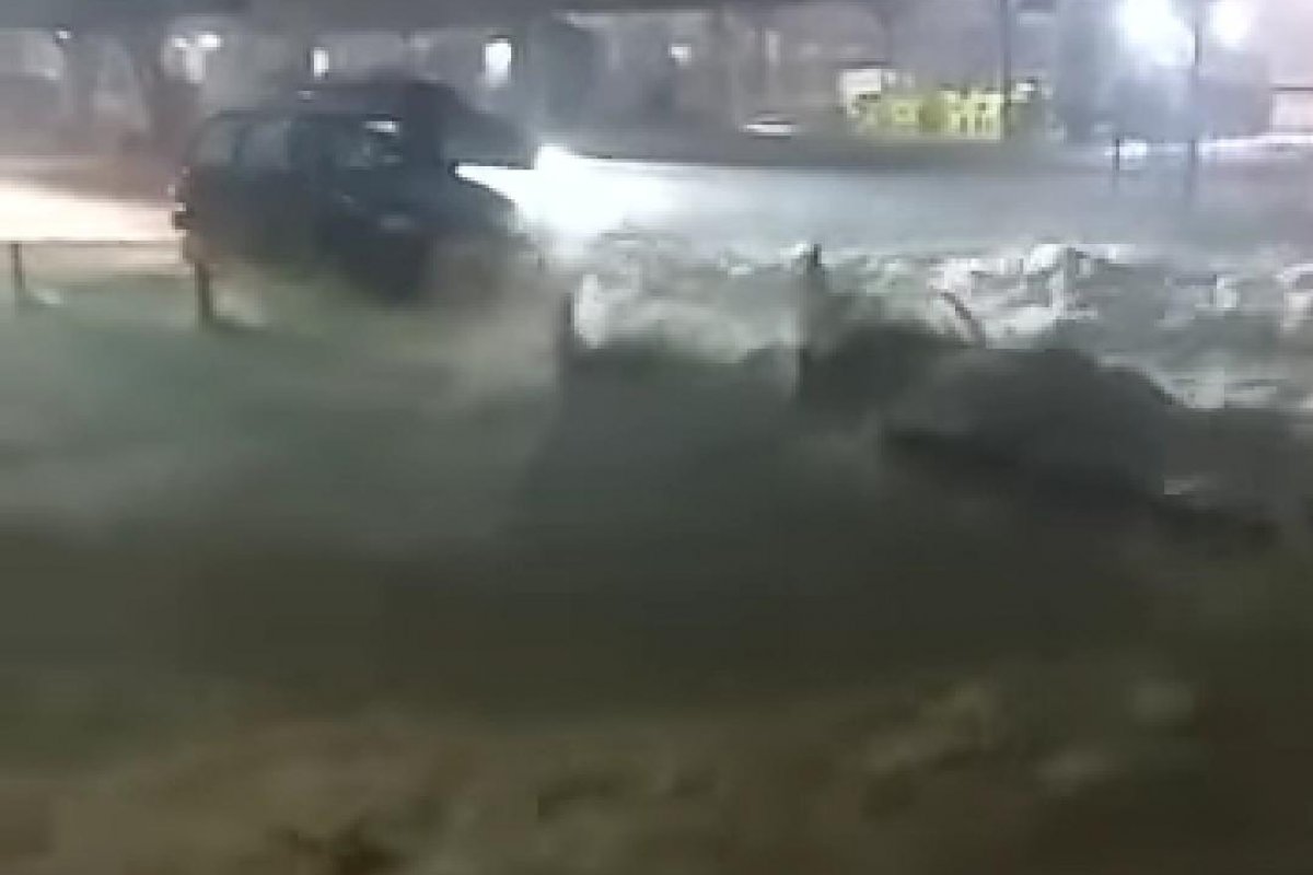 [Vídeo: moradores de Poções, na Bahia, registram força de chuva que ocorreu na sexta (20)]