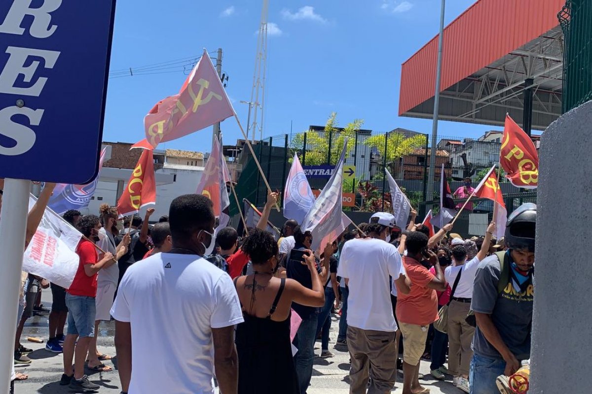 Vídeo: Manifestantes tentam entrar no Atacadão, em Salvador - Bahia | Farol da Bahia