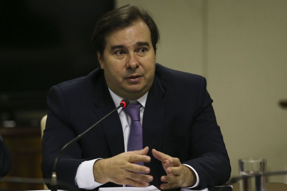 [Rodrigo Maia pretende votar propostas que aumentem segurança jurídica para atrair investimentos]