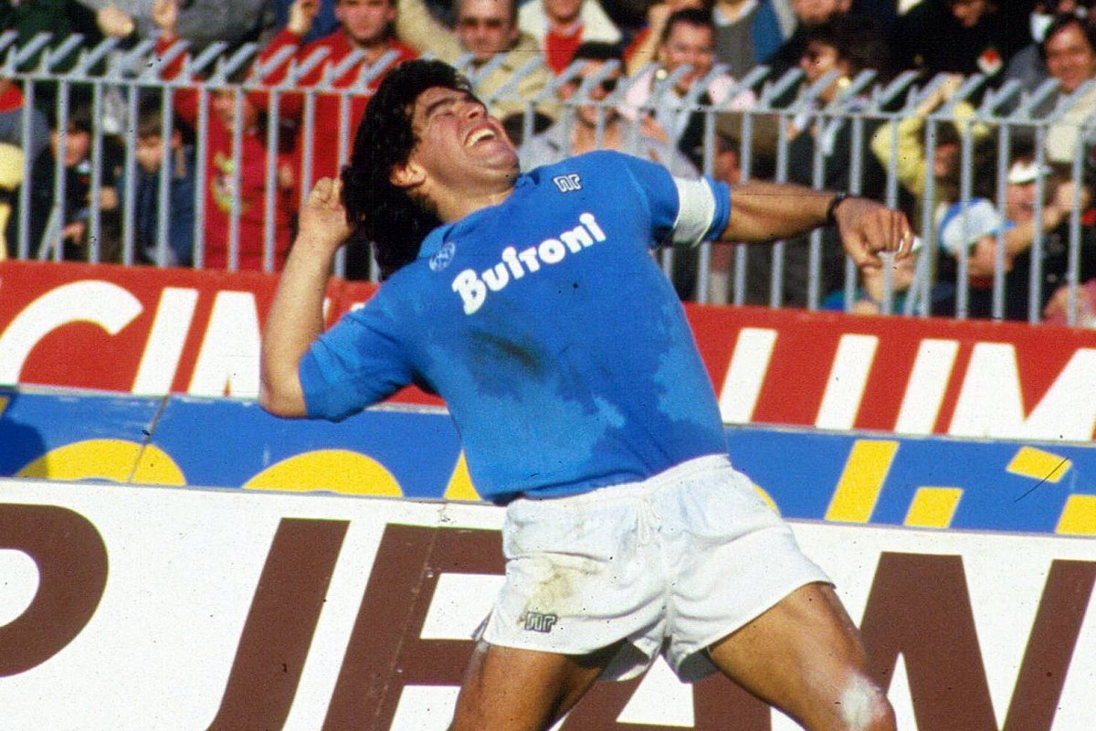[Nome do estádio de Nápoles, na Itália, passará a ser chamado de Diego Armando Maradona ]