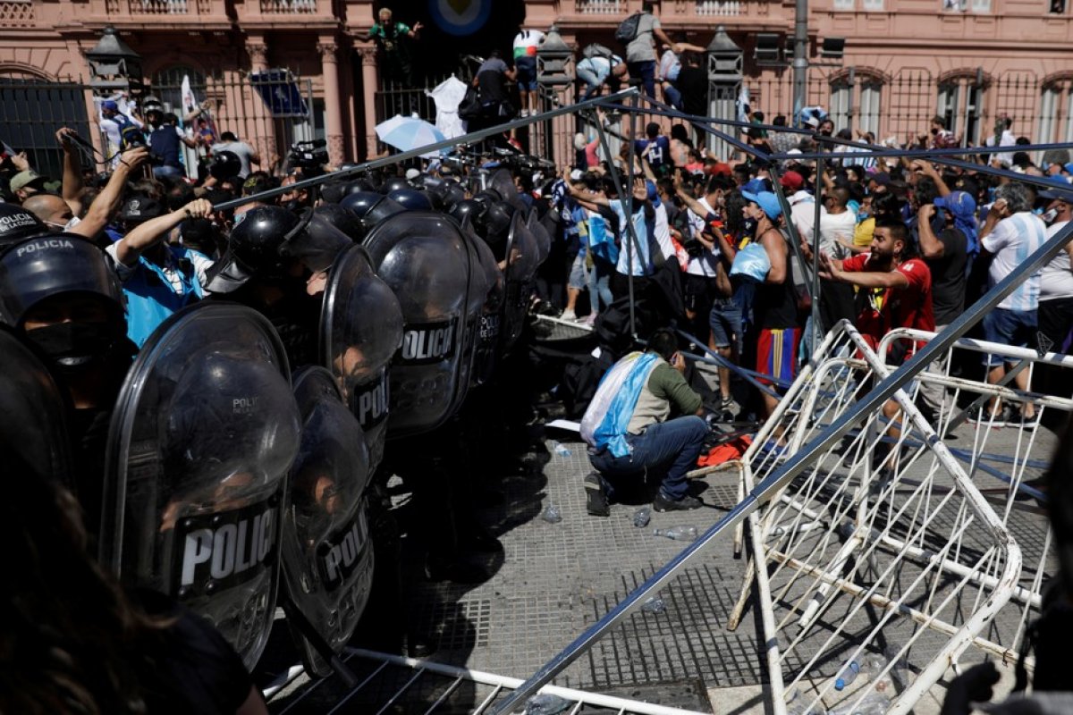 [Velório de Maradona é encerrado após confronto entre fãs e polícia ]