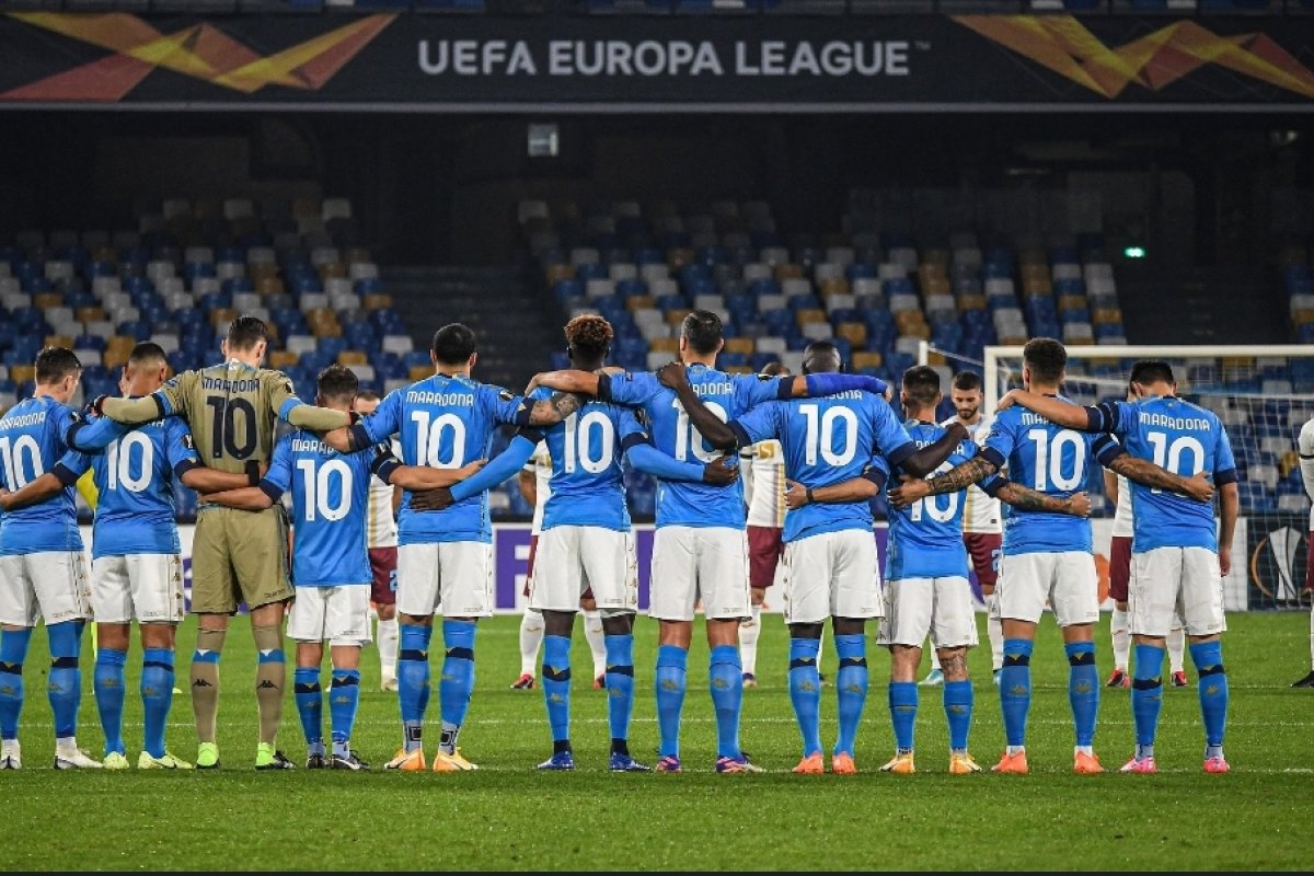 [Vídeo: torcedores do Napoli prestam homenagem a Maradona em frente de estádio na Itália]