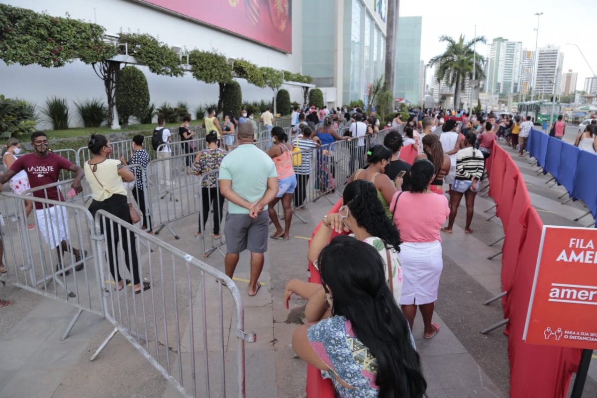 [Vídeo: Consumidores fazem fila em frente à shopping para dar início as compras na 'Black Friday']