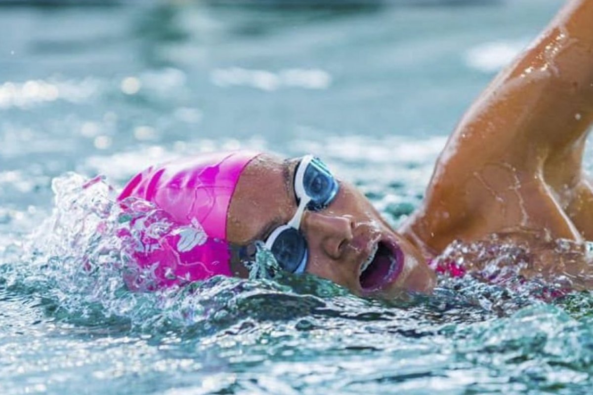 [Nadadora brasileira bate recorde de natação estática após nadar por 30h seguidas]
