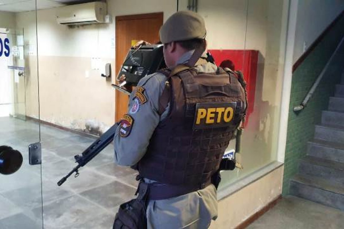 [PM desmonta central que monitorava a entrada da polícia no bairro Queimadinha, em Feira de Santana]