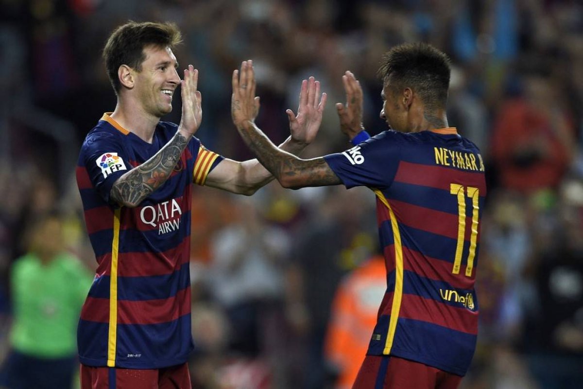 [Declaração de Neymar aumenta especulações da imprensa sobre ida de Messi para o PSG]
