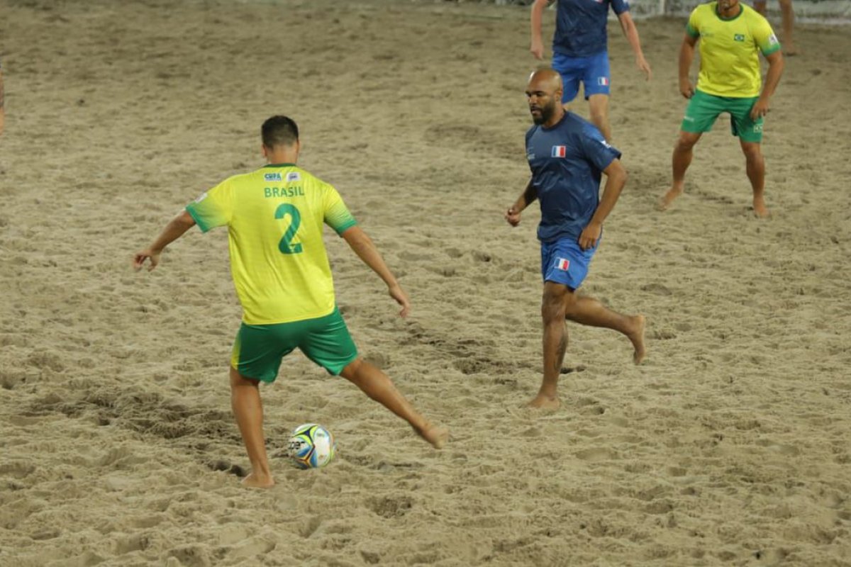 [Brasil e França disputam final do Mundial de Futebol de Areia Raiz]