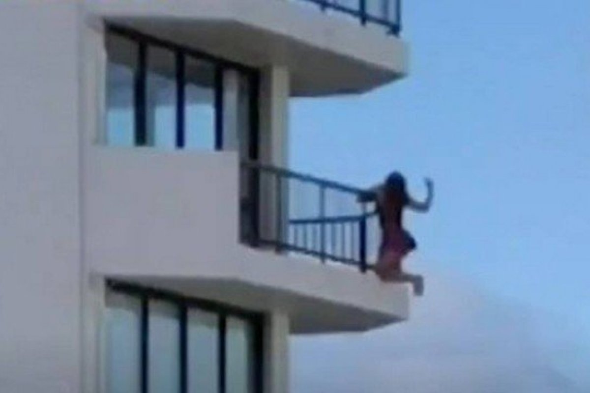 [Vídeo: mulher se pendura em sacada de varanda para tirar foto]