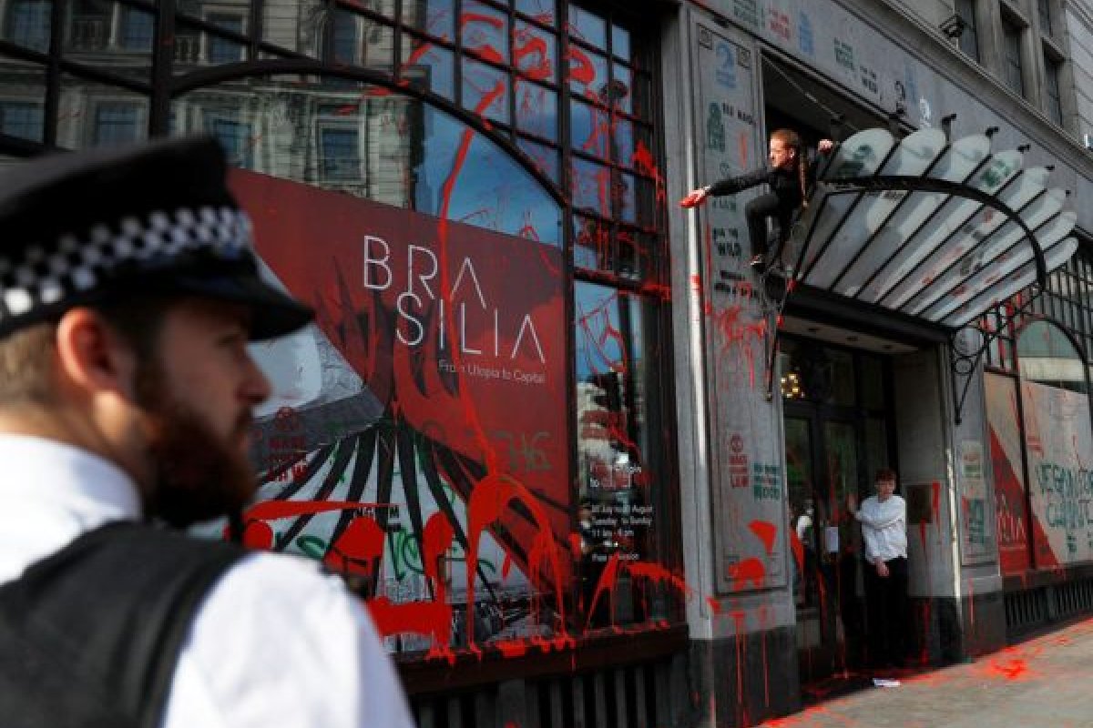 [Embaixada brasileira é alvo de protestos em Londres ]