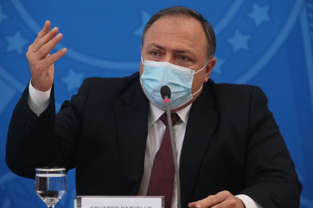 [Ministro da Saúde defende que população mantenha o uso de máscara e o distanciamento social]