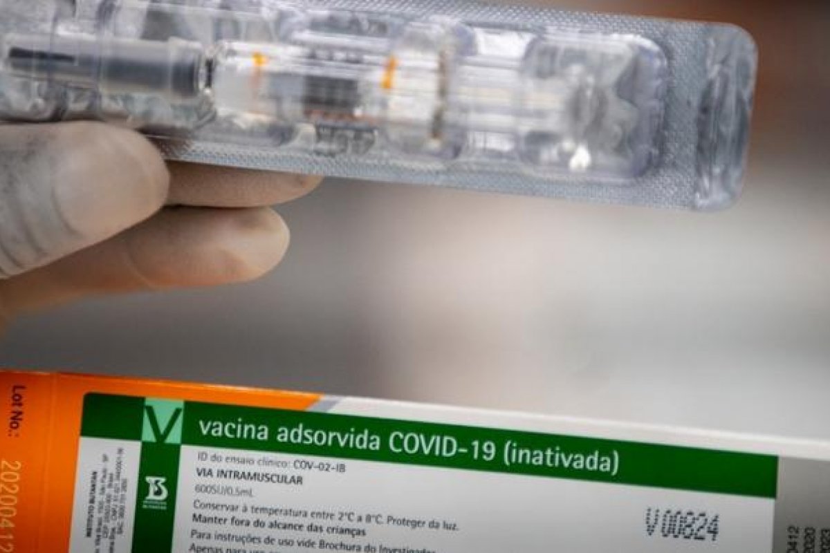 [Com percentual de eficácia da Coronavac, 99% do público-alvo no Brasil precisa ser vacinado ]