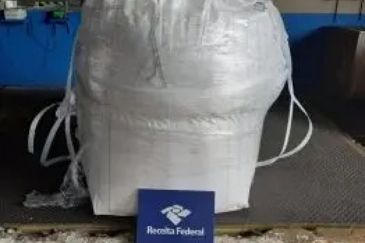 [Receita Federal acha 853 kg de cocaína em carga de proteína de soja exportação no Porto de Santos]
