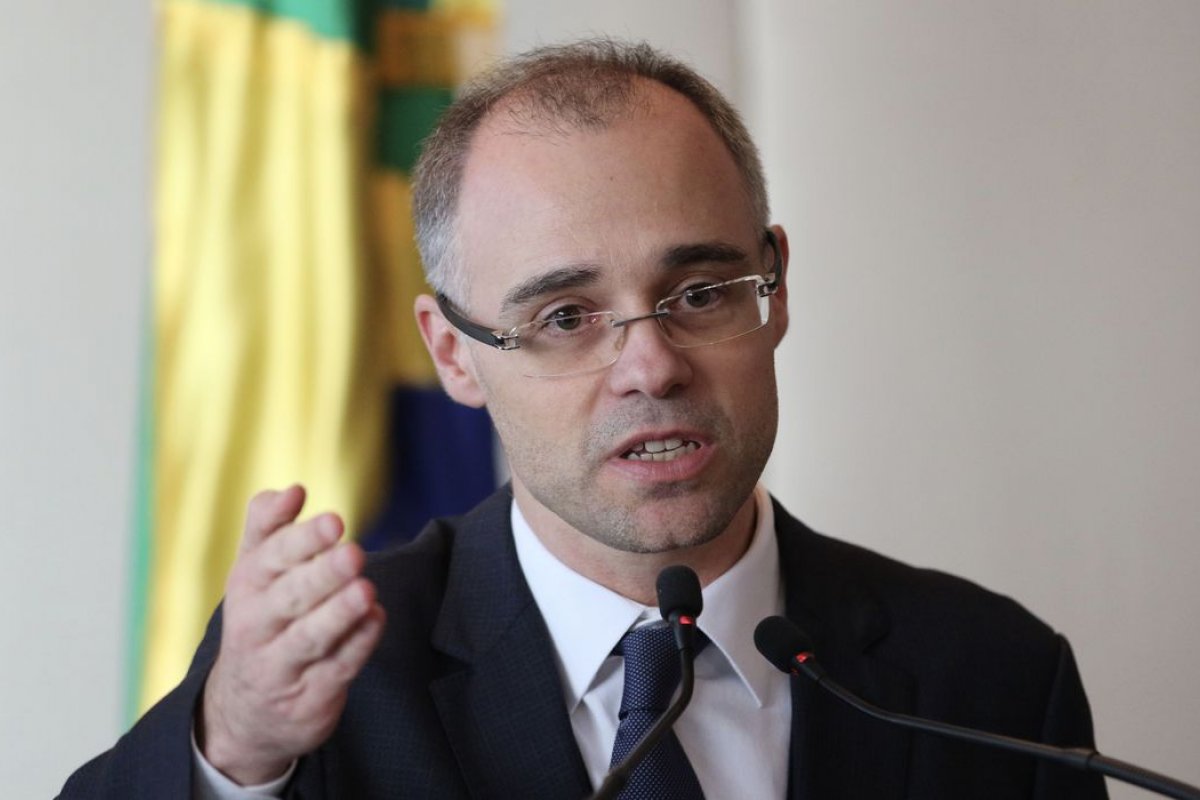 [Ministro da Justiça solicita abertura de inquérito contra advogado que criticou Bolsonaro em debate  ]