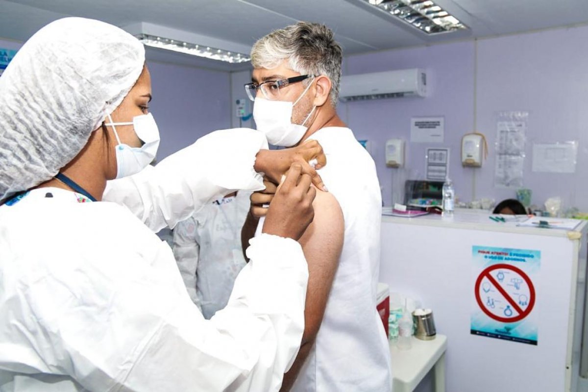 [Trabalhadores da saúde que atuam na linha de frente na Ilha de Bom Jesus dos Passos, são vacinados nesta quinta (21)]
