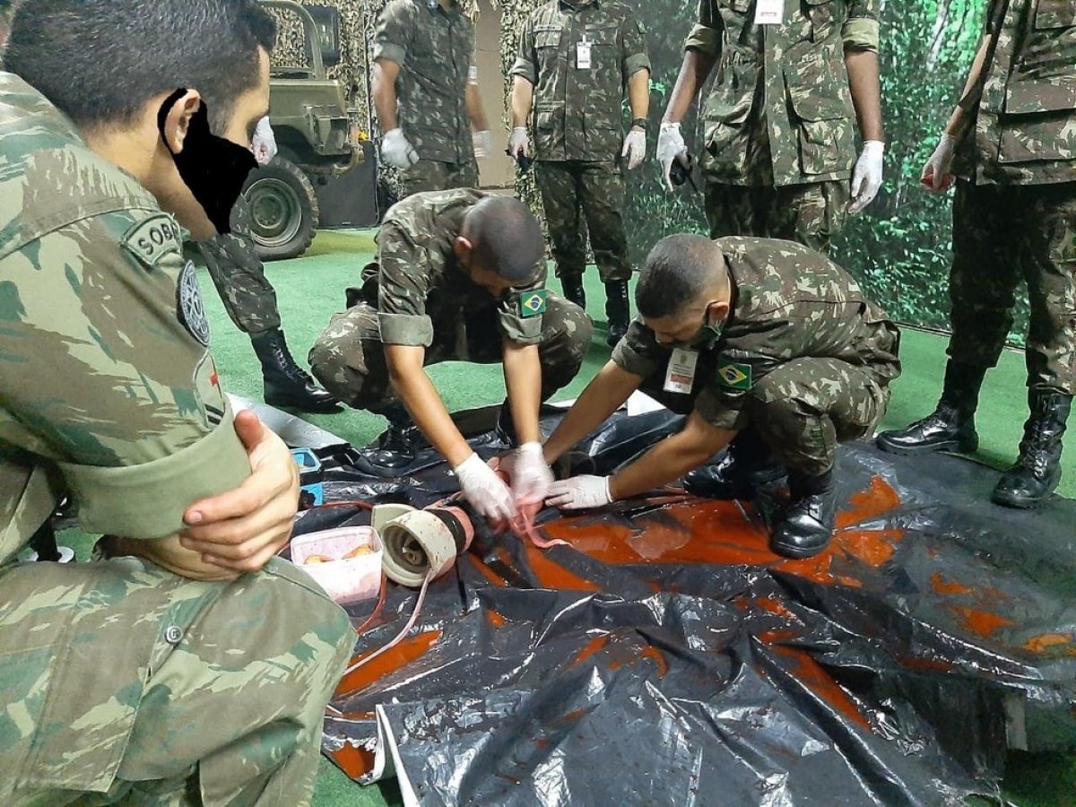 [Militares aparecem com máscaras desenhadas digitalmente em site de órgão do Exército ]
