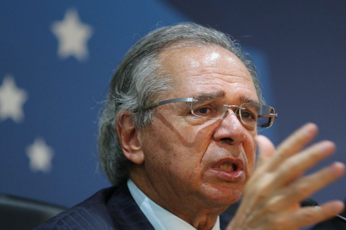 Guedes afirma que vacinação em massa é [Guedes afirma que vacinação em massa é
