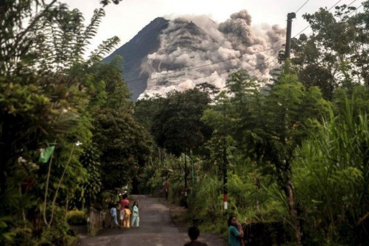 [Vulcão entra em erupção na Indonésia]