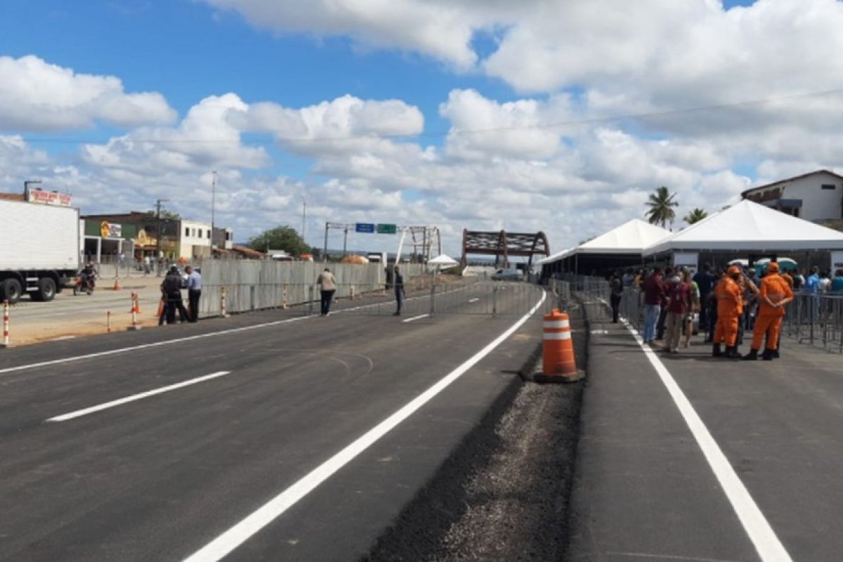 [Bolsonaro participa de cerimônia de liberação de tráfego de ponte na BR-101 em Sergipe]