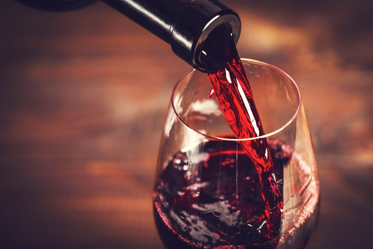 [Estudo sugere que tanino, presente no vinho, pode inibir infecção por Covid-19]