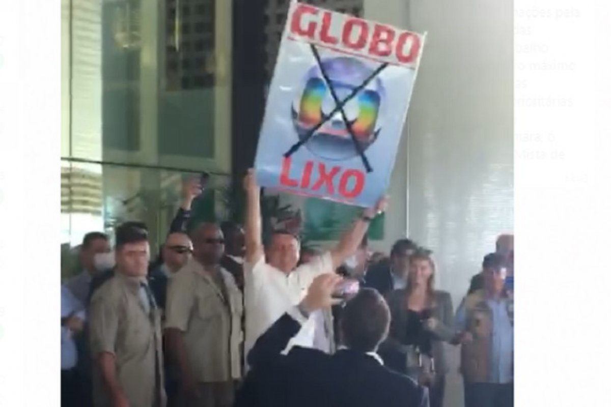 [Vídeo: em evento, Bolsonaro ergue cartaz 'Globo Lixo']