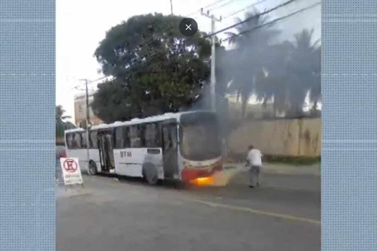 [Ônibus pega fogo em Lauro de Freitas]