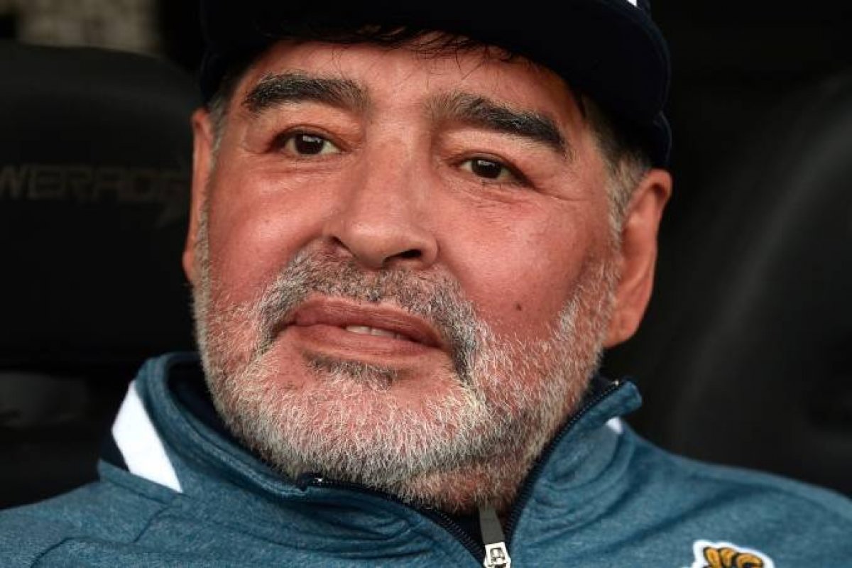 [Trocas de mensagens entre médicos de Maradona apontam consumo de droga e álcool pelo ex-jogador]