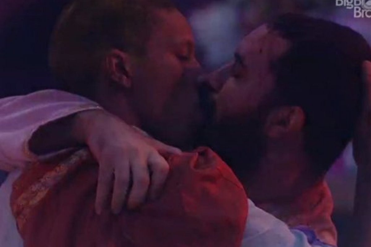[Babado no BBB: Lucas e Gil dão beijão na pista e Lucas revela bissexualidade]