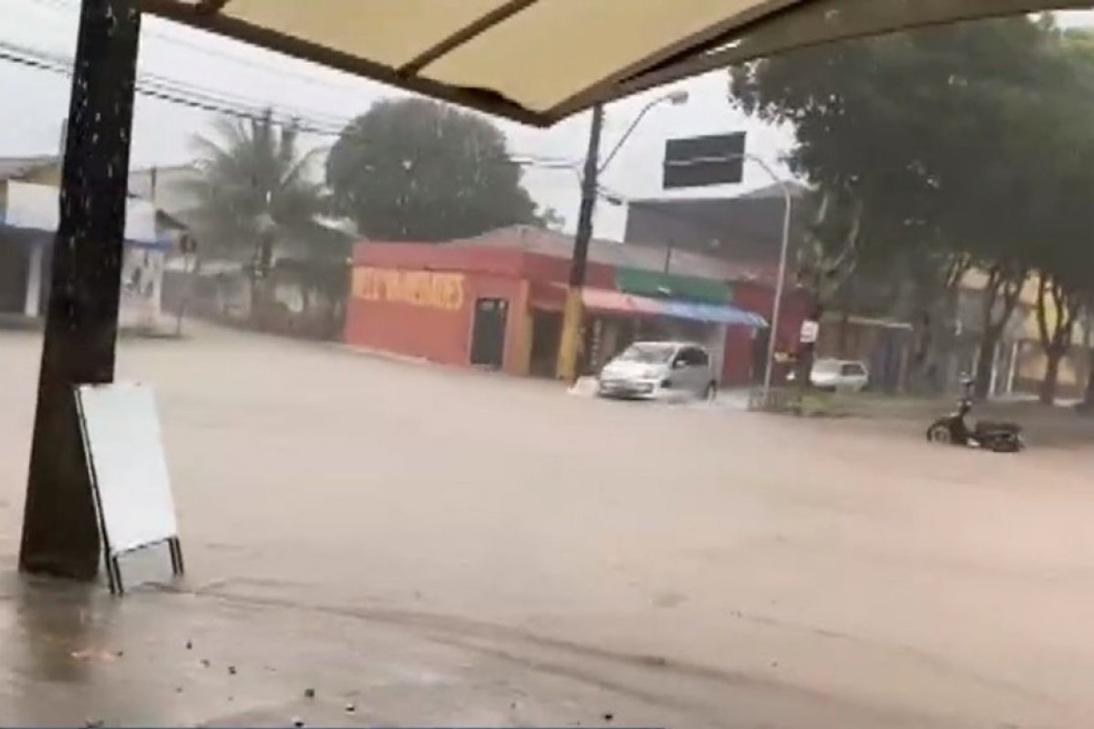 [Chuva prevista para 2 meses alaga ruas em Nova Viçosa em 24 horas]