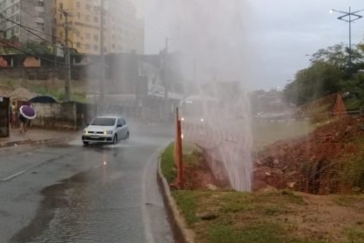 [Rompimento de cano causa vazamento na Estrada da Rainha, em Salvador]