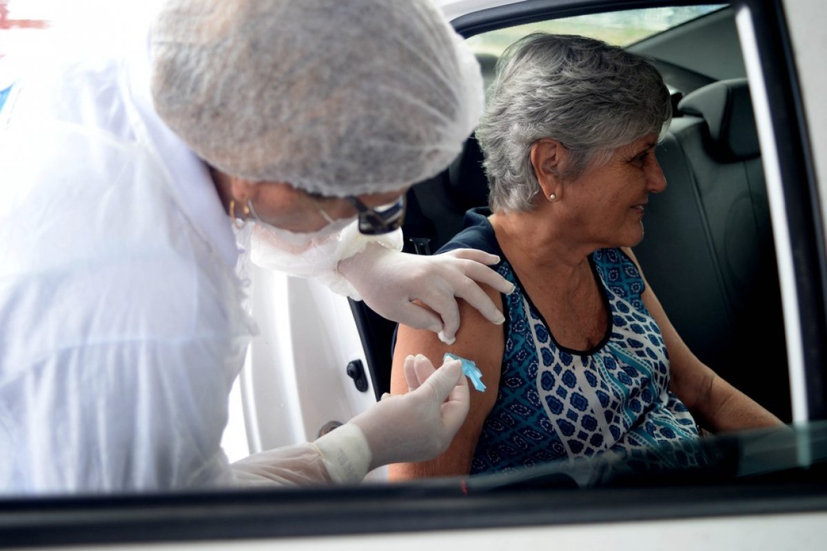 [Covid-19: Feira inicia agendamento para vacinação de idosos acima de 80 anos]