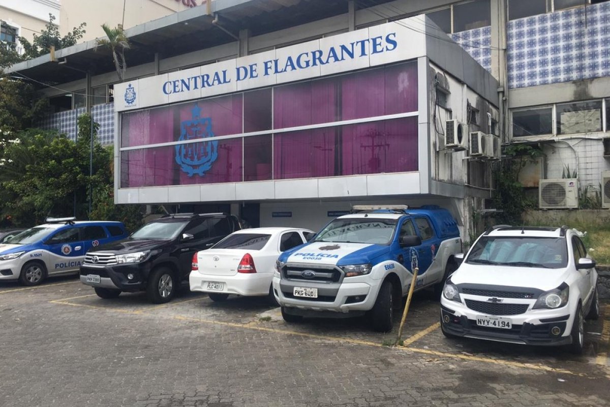 [Polícia prende seis homens após troca de tiros no bairro de Pernambués, em Salvador]