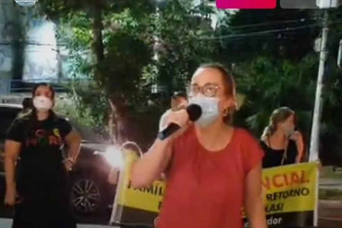[Vídeo: pais protestam em frente a casa de Bruno Reis por retomada das aulas presenciais ]