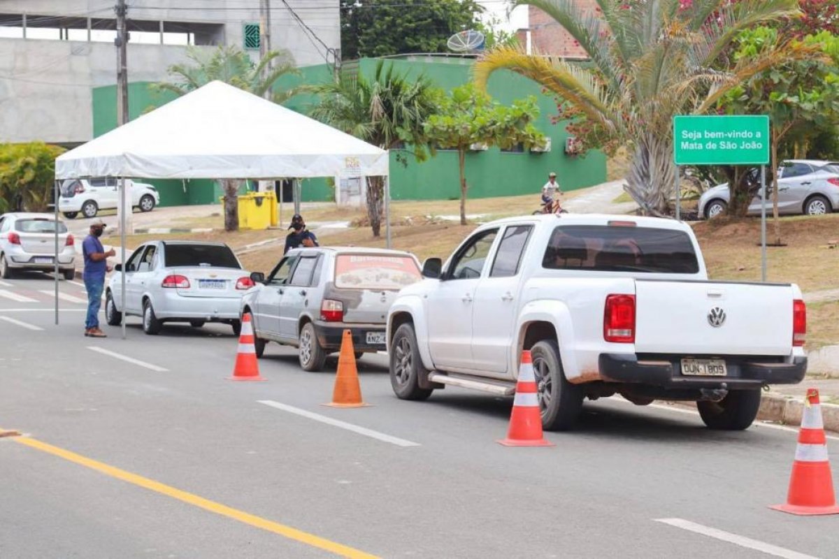 [Covid-19: prefeitura de Mata de São João monta barreiras para monitorar entrada na cidade]