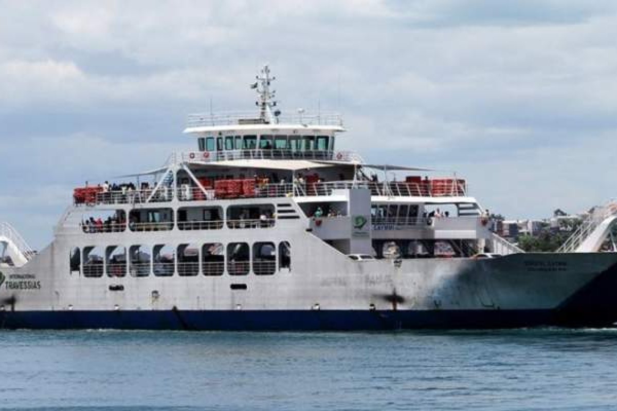 [Motoristas enfrentam duas horas de espera para embarcar no Ferry Boat em Itaparica]