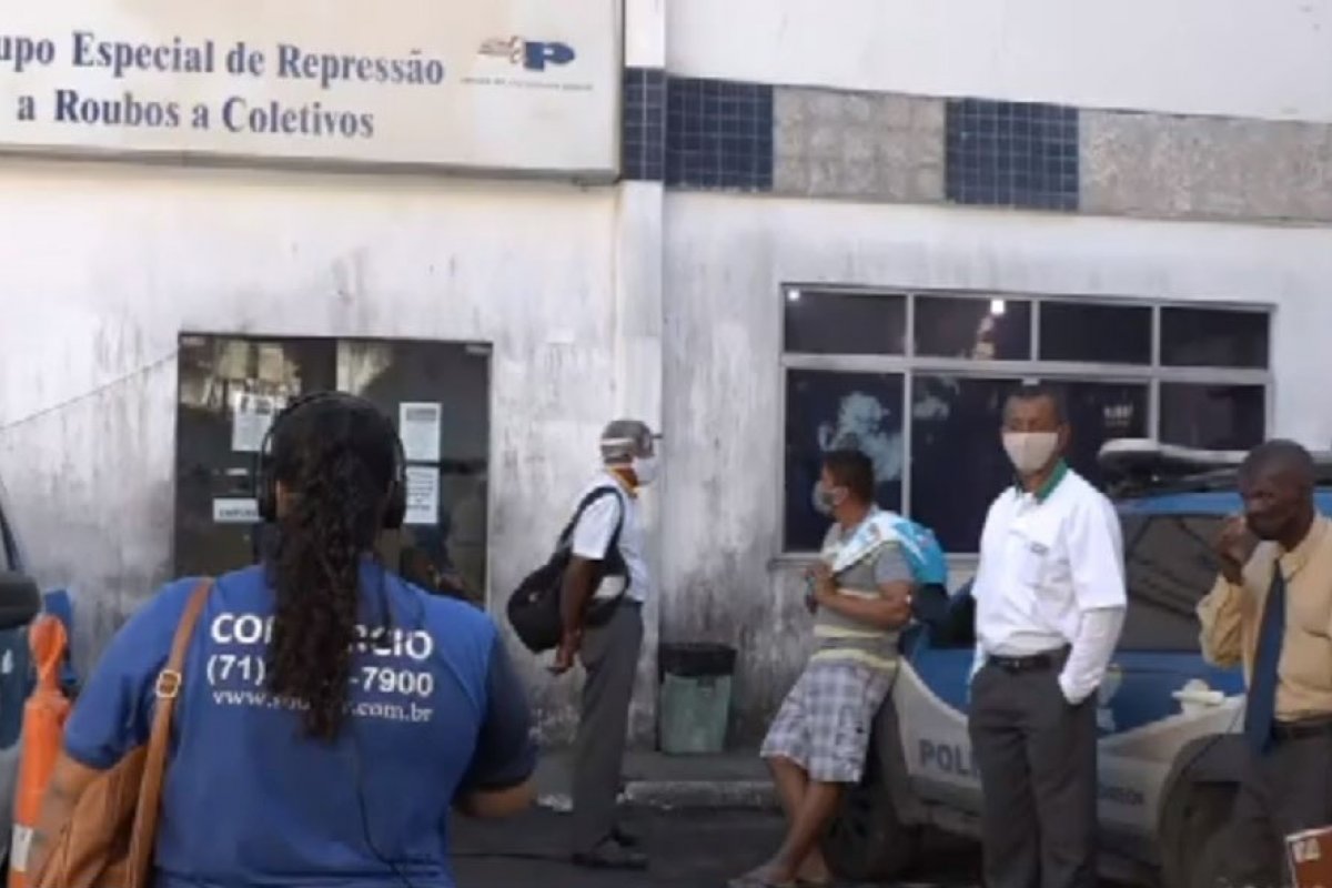 [Dupla armada assalta 20 passageiros de ônibus no bairro de Cajazeiras V, em Salvador]