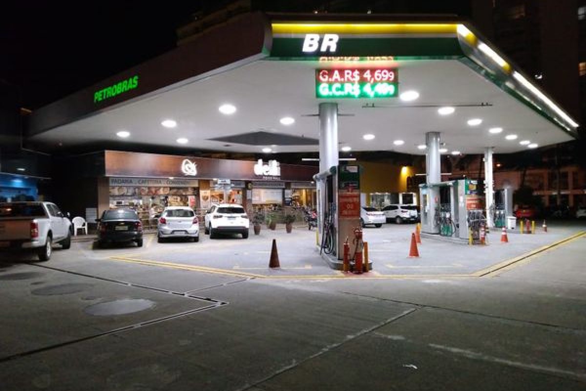 [Bolsonaro edita decreto que obriga postos de combustíveis a informar composição do preço]