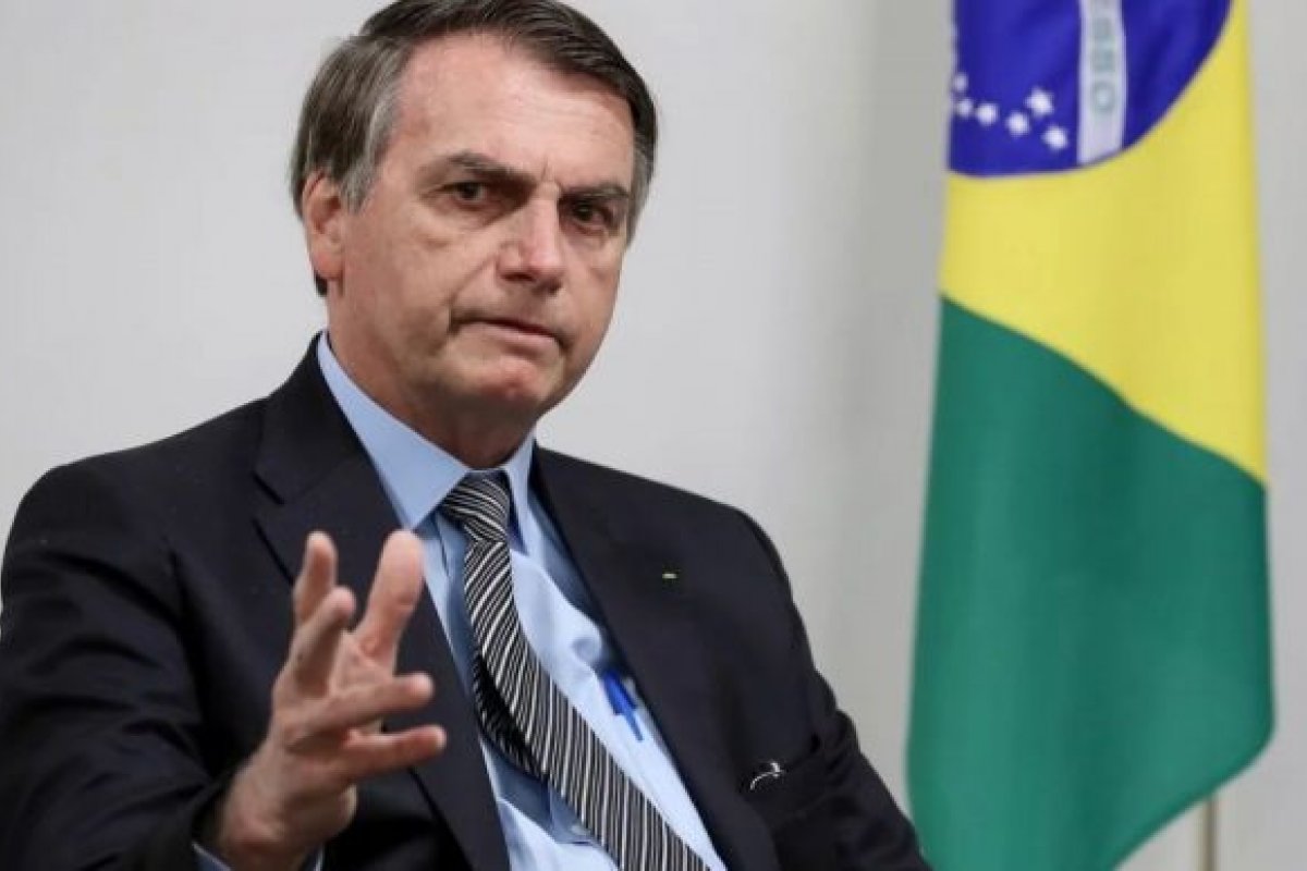 [Bolsonaro fala sobre privatização de algumas empresas e cita prioridade dos Correios]