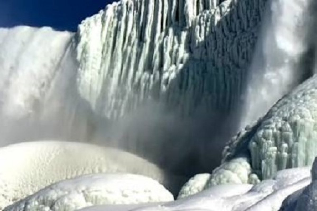 [Vídeo: cataratas do Niágara congelam por causa de frente fria que atinge os EUA]