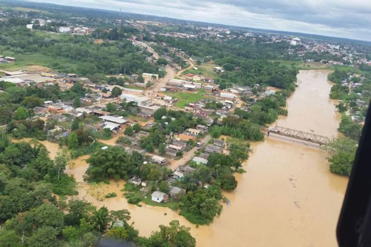 [Bolsonaro sobrevoa áreas de enchentes no Acre e anuncia medidas de socorro]