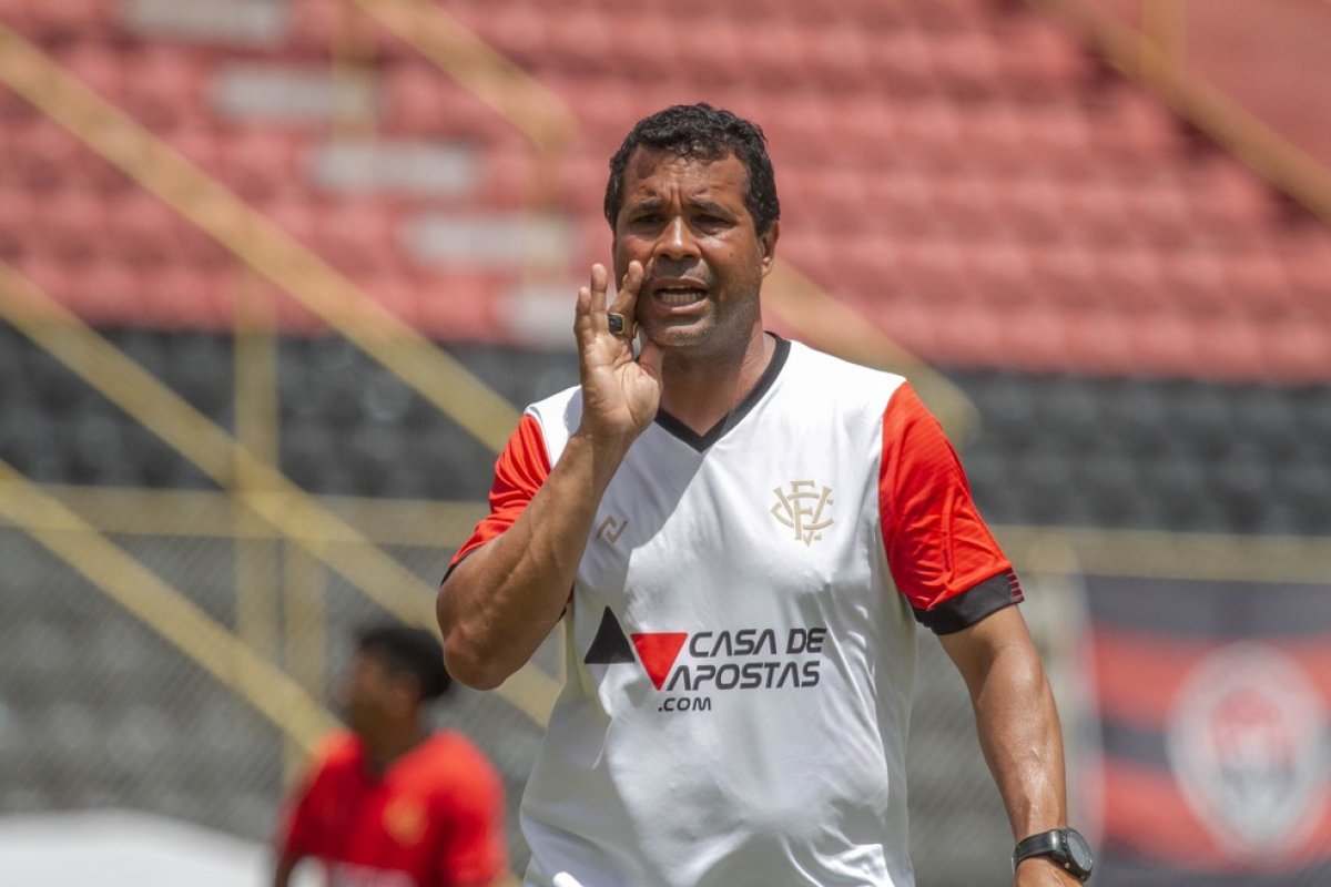 [Rodrigo Chagas espera um Vitória equilibrado contra o Ceará e admite que adversário é forte ]