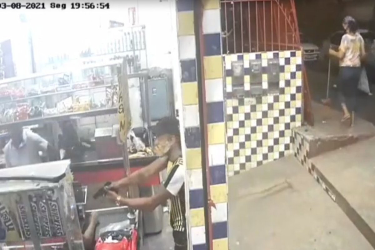 [Homens armados assaltam mercado no bairro da Federação, em Salvador]