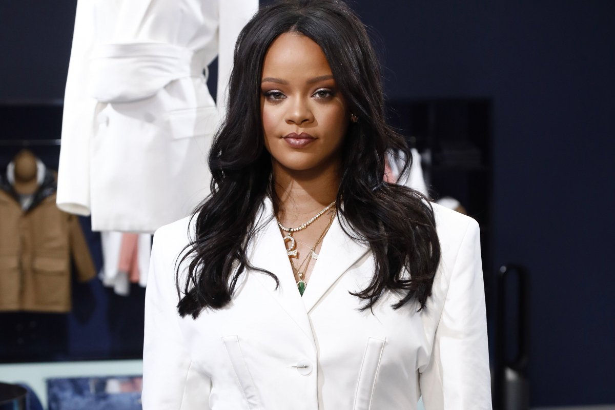 [Rihanna divulga primeiros looks de sua marca de roupas! ]