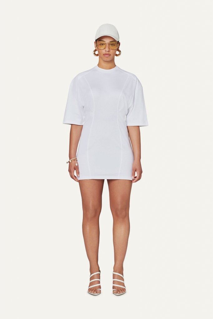 Look total white com boné e T-shirt. Foto Divulgação