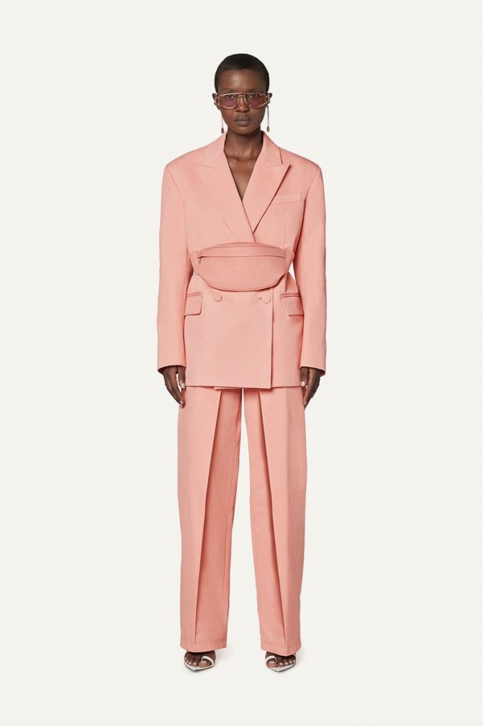 Look total rosé, pochete e terno. Foto Divulgação