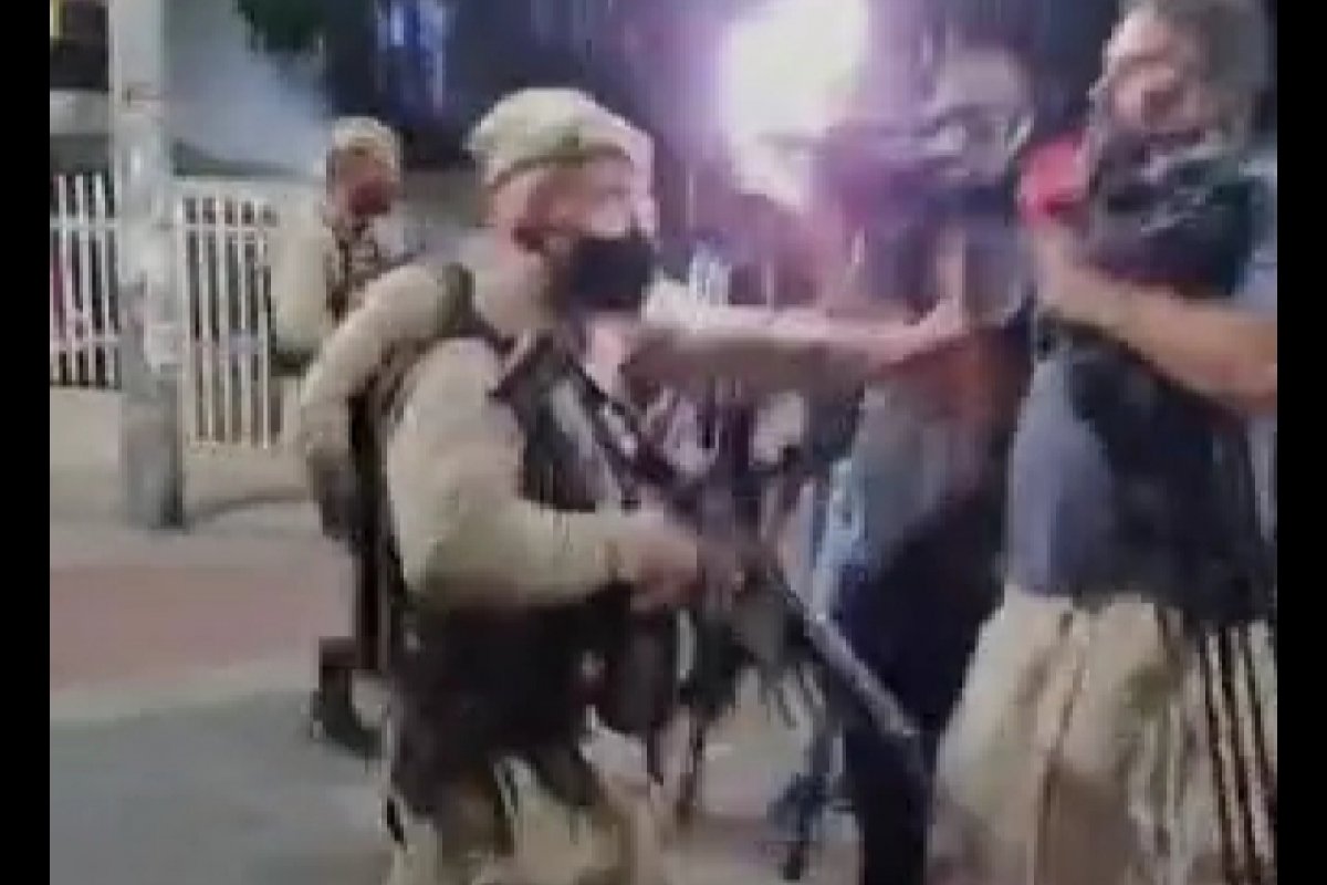 [Vídeo: Policiais ameaçam jornalistas com fuzis ]