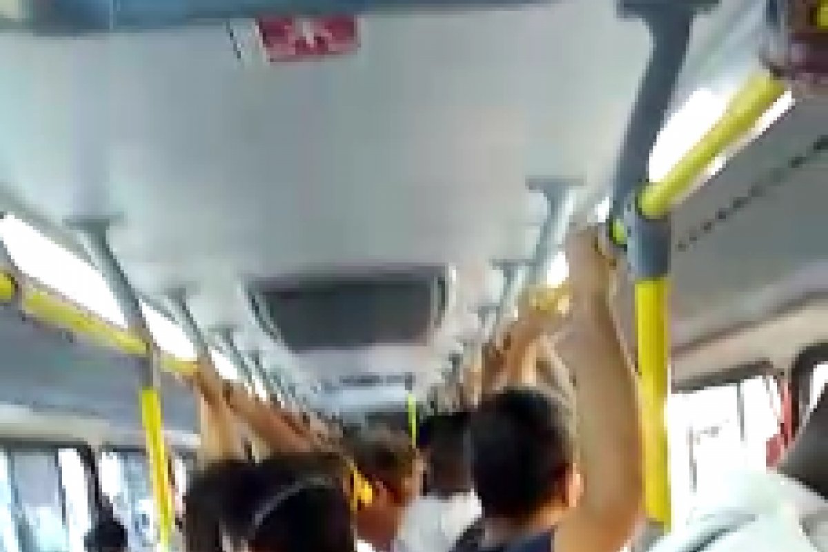 [Vídeo: Passageira mostra ônibus lotado em Salvador durante pandemia da Covid-19]