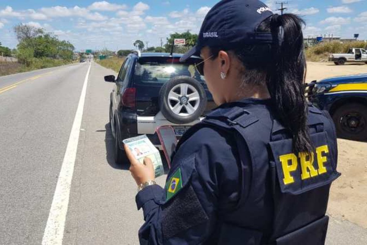 [ Caminhoneiro é preso ao apresentar CNH estrangeira falsa a policiais no oeste da Bahia]