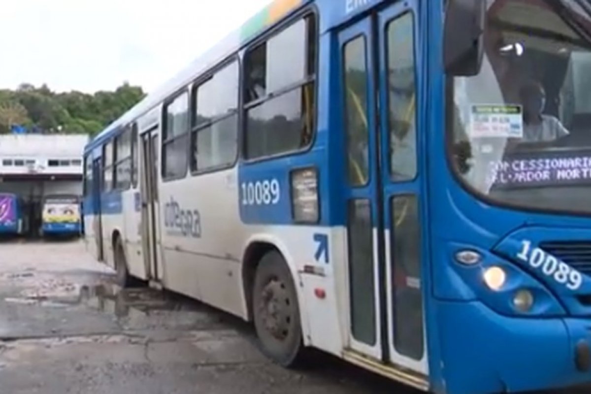 [Ônibus são assaltados em diversos pontos de Salvador na manhã desta quarta-feira (31)]